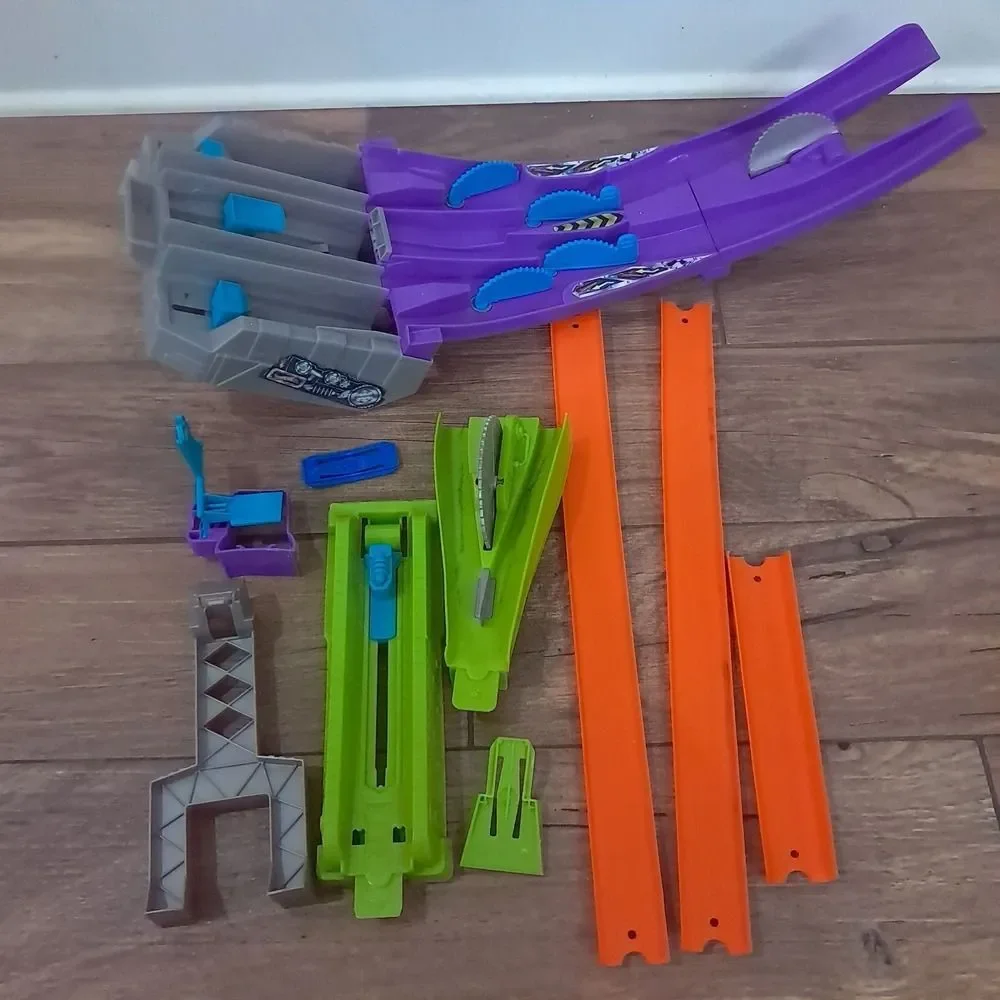 Hot Wheels Split Speeders Blade Raid Track Set DHY27 saw racing set purple READ